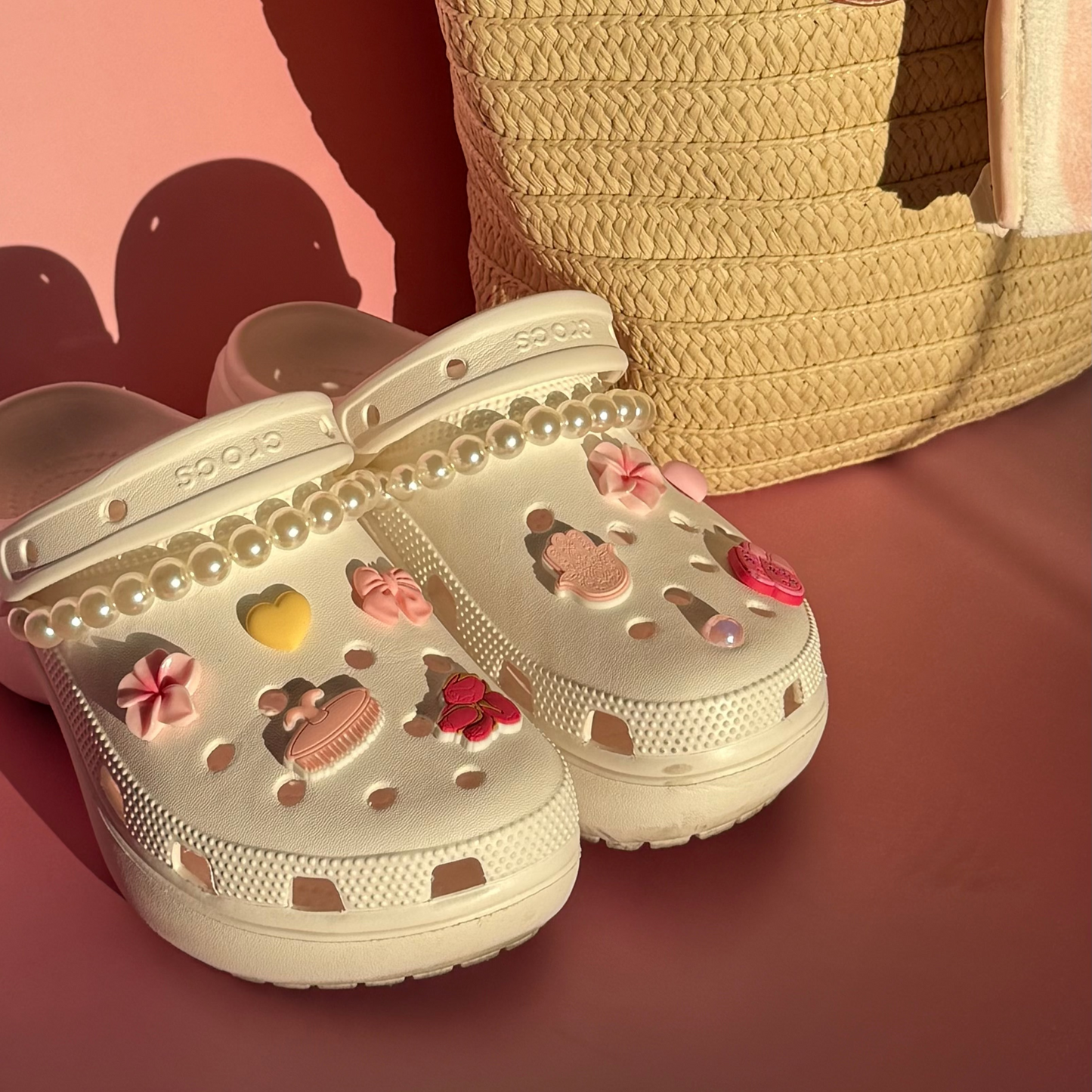 Pin’s Crocs - Main de Fatma
