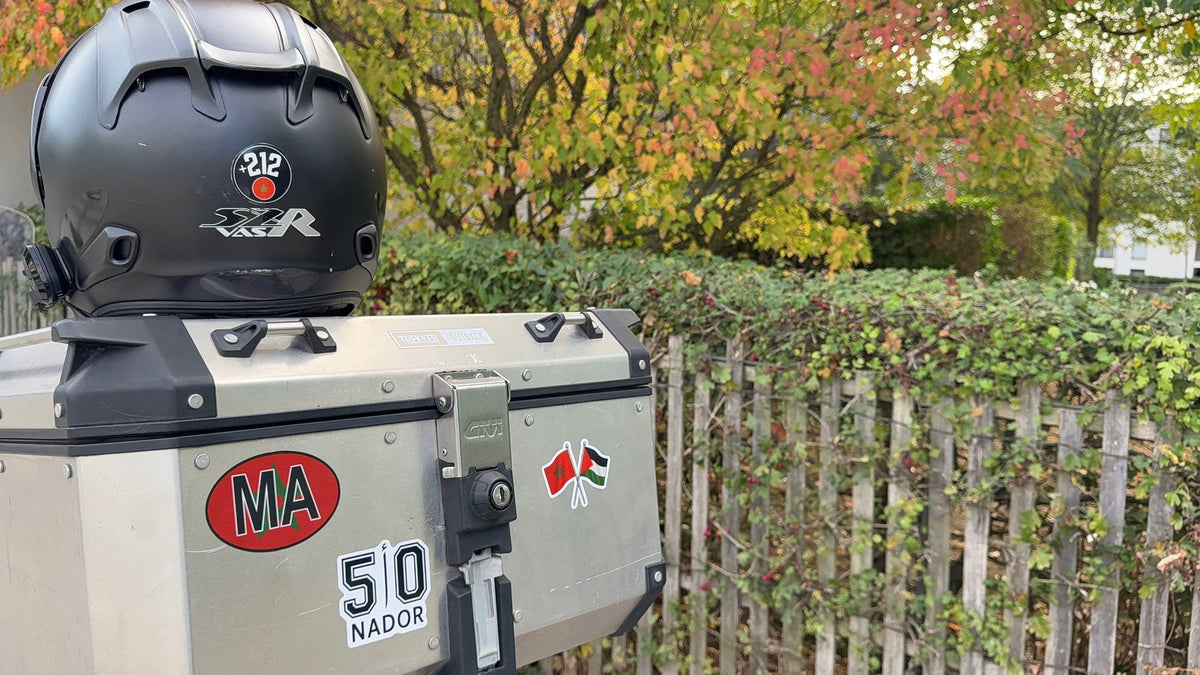 Casque et top case de moto avec les stickers LIYEM MA, Nador 50 et drapeaux Maroc Palestine