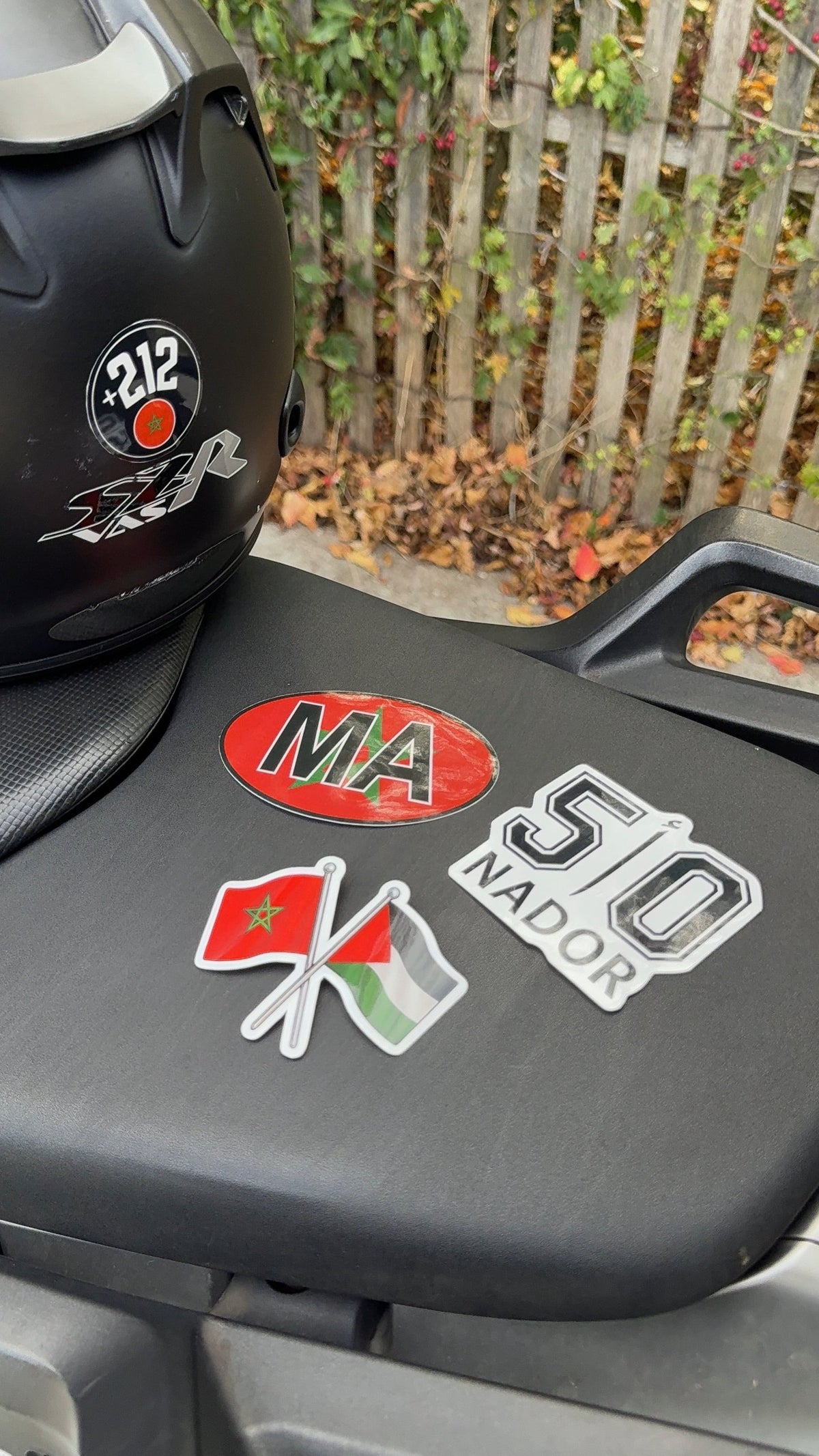 Stickers LIYEM MA, Nador 50 et drapeaux Maroc Palestine sur une selle de moto